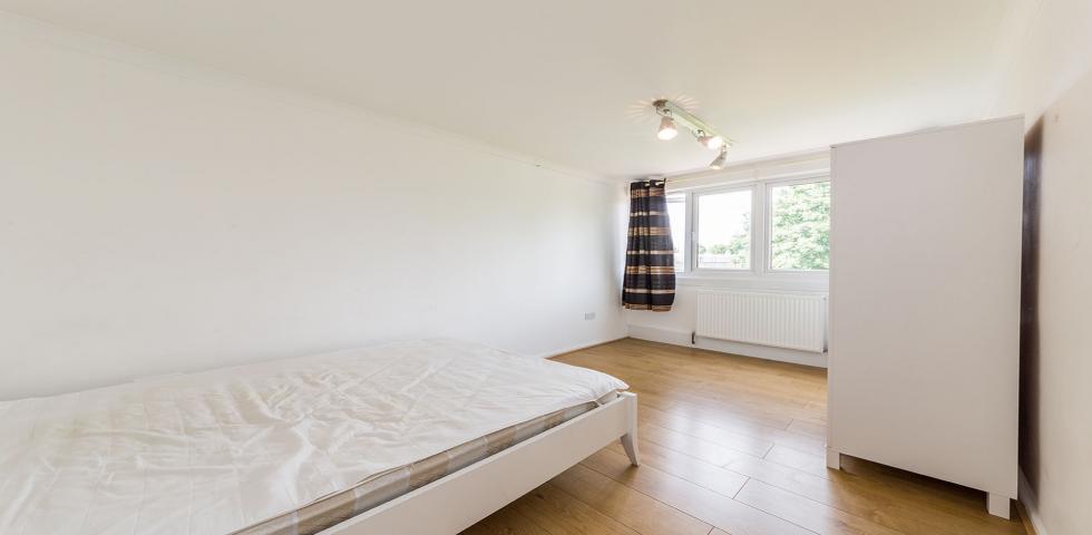 			PRIVATE ROOF TERRACE, 4 Bedroom, 1 bath, 1 reception Flat			 Shalfleet Drive, LADBROKE GROVE